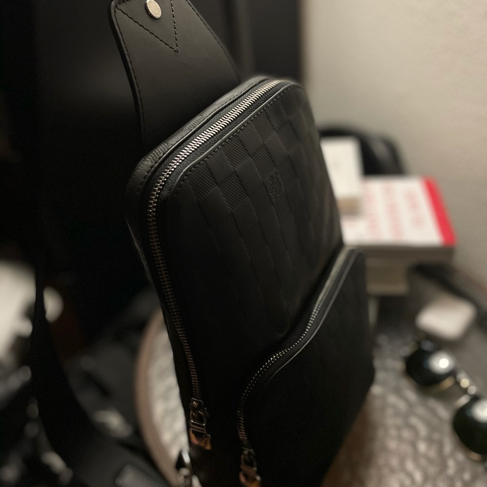 Louis Vuitton Avenue Slingbag - Picture 2 of 3